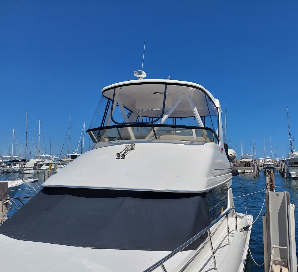 Flybridge clears in Strataglass enclosing the upper helm of a flybridge cruiser