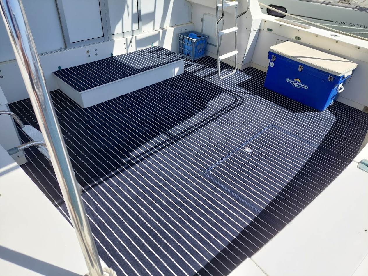 MarineTuft Navy cream carpet