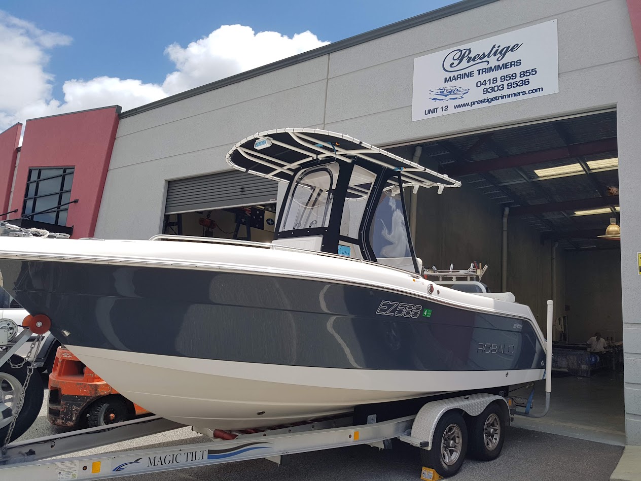 Robalo centre console clears with side wings
